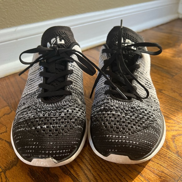 APL Women’s TechLoom Pro Gradient Athletic Shoes Size: 8.5 - Picture 3 of 9